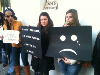 Cerca de centena e meia de professores manifestaram-se em solidariedade com os colegas