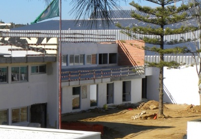 Espaços exterior da Secundária Júlio Dantas convertidos em estaleiros